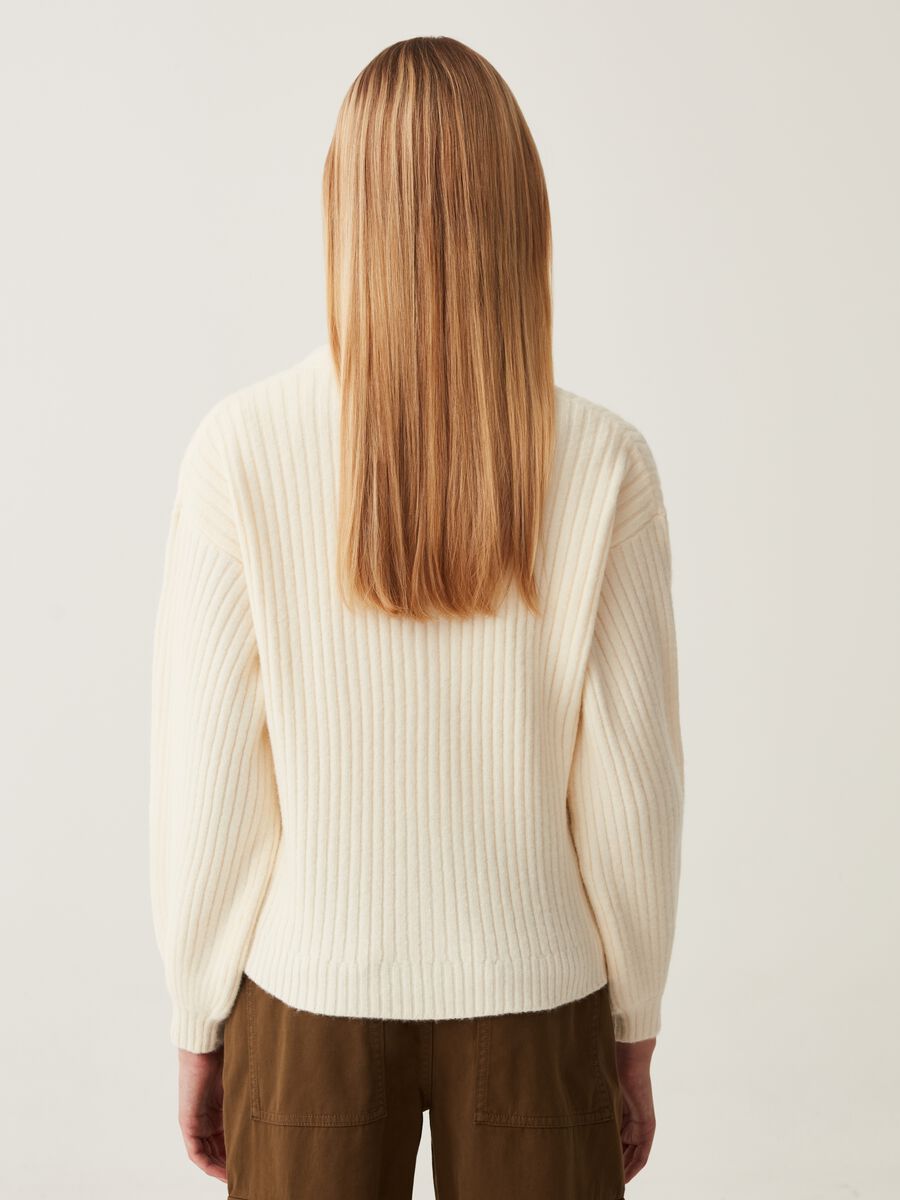 Cardigan a coste piatte con bottoni striati_2