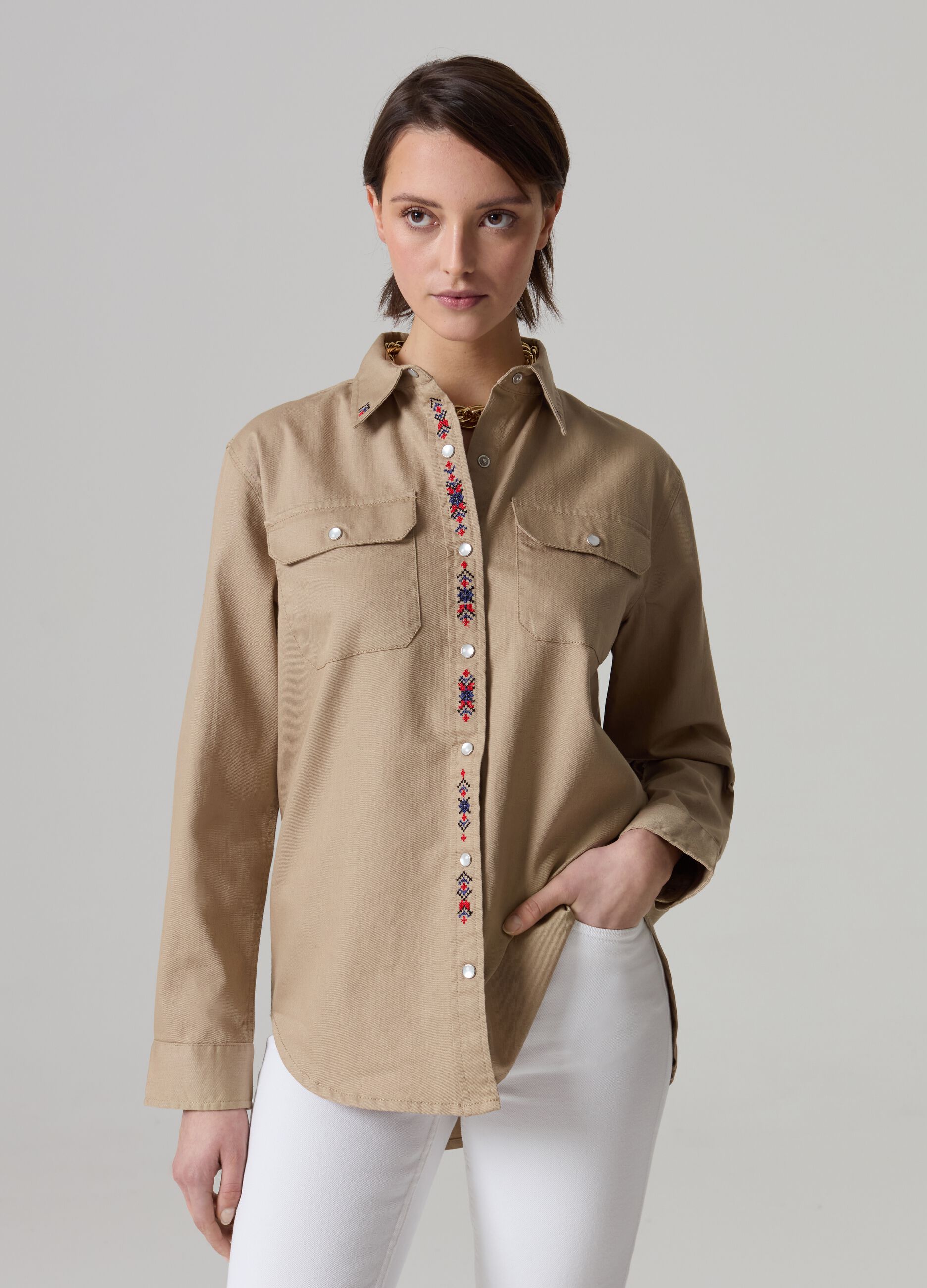 Camicia con dettagli ricamati