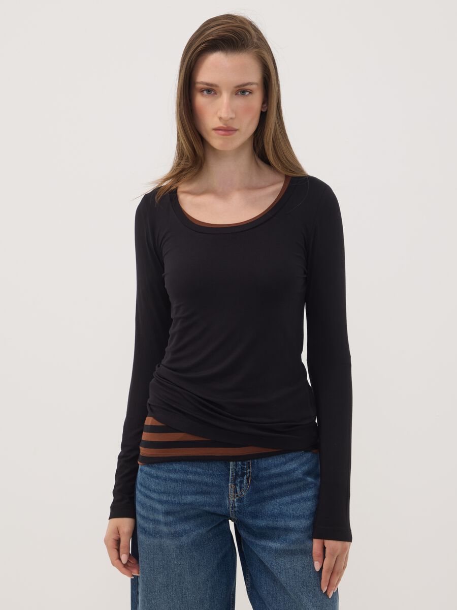 T-shirt nera in viscosa elasticizzata con girocollo slim fit_0