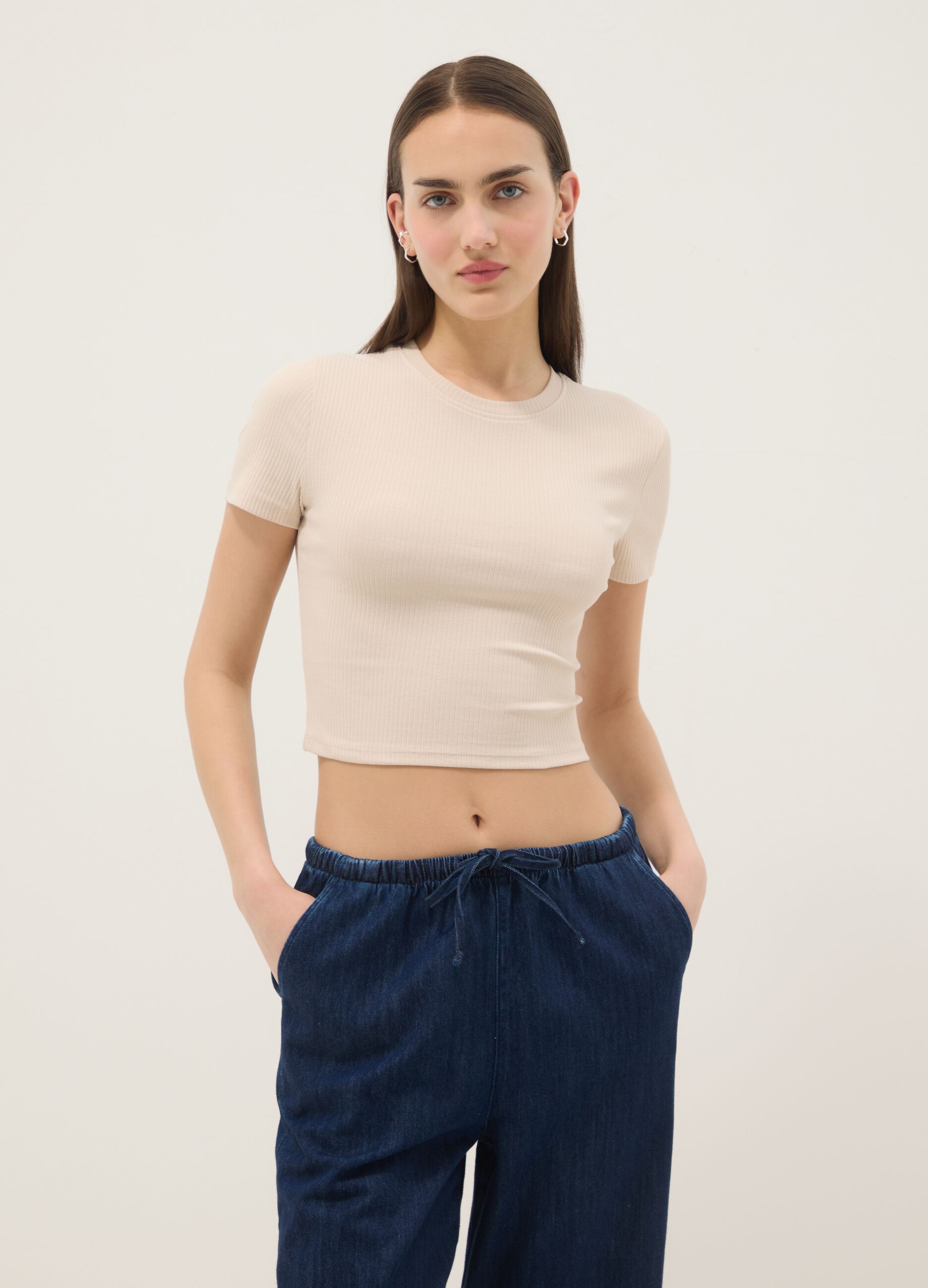 T-shirt fitted in cotone elasticizzato beige a costine