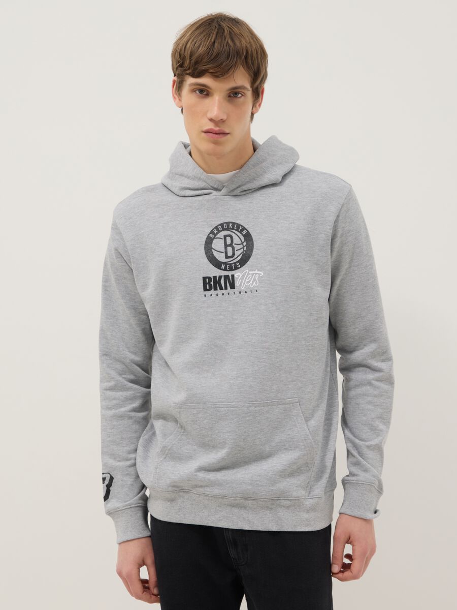 Felpa grigia con cappuccio in misto cotone con stampa NBA_0