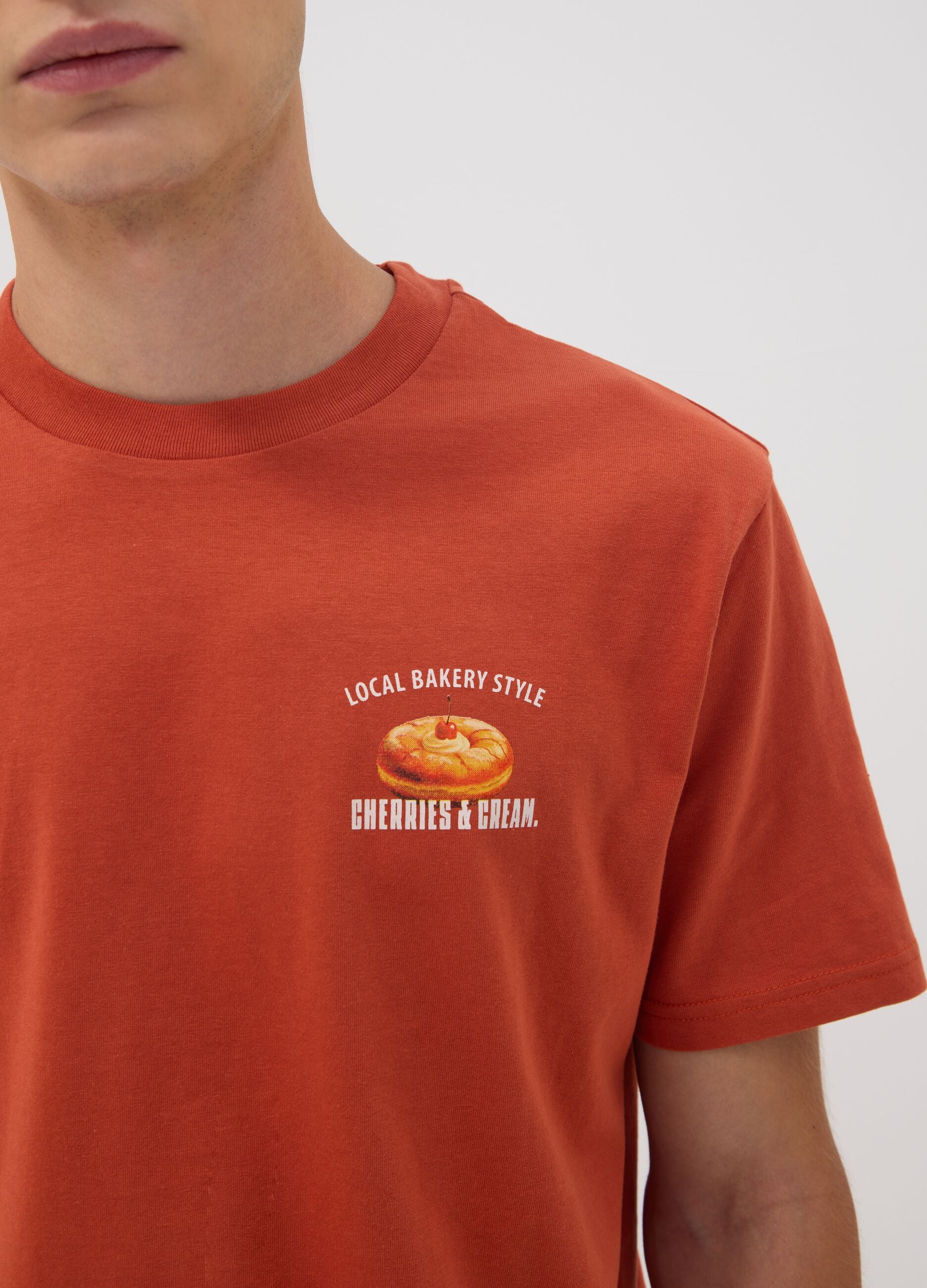 T-shirt rossa in puro cotone jersey con stampa grafica regular fit