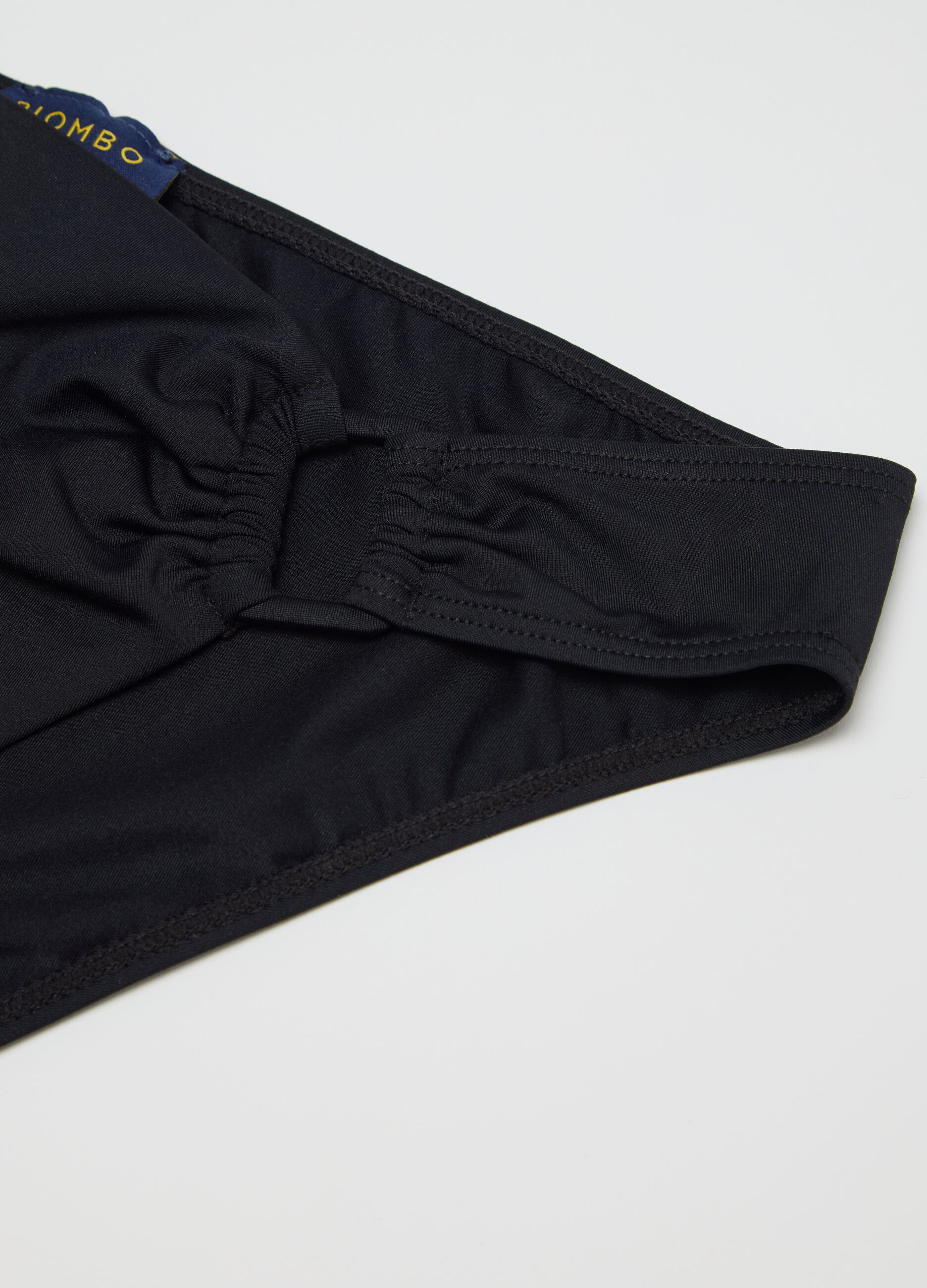 Slip bikini in tessuto elasticizzato nero con dettaglio fibbia