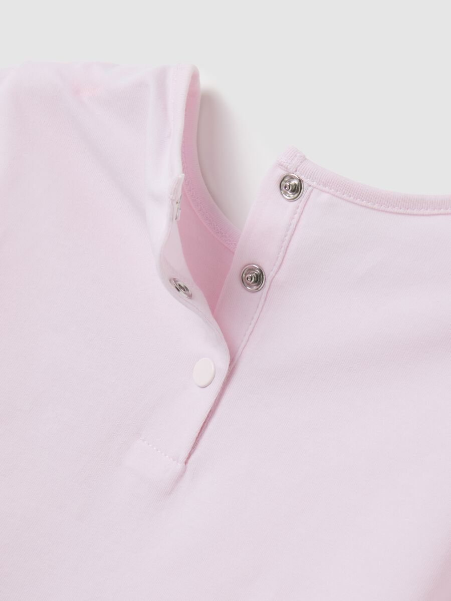 Pink T-shirt with ruffles and floral print_3