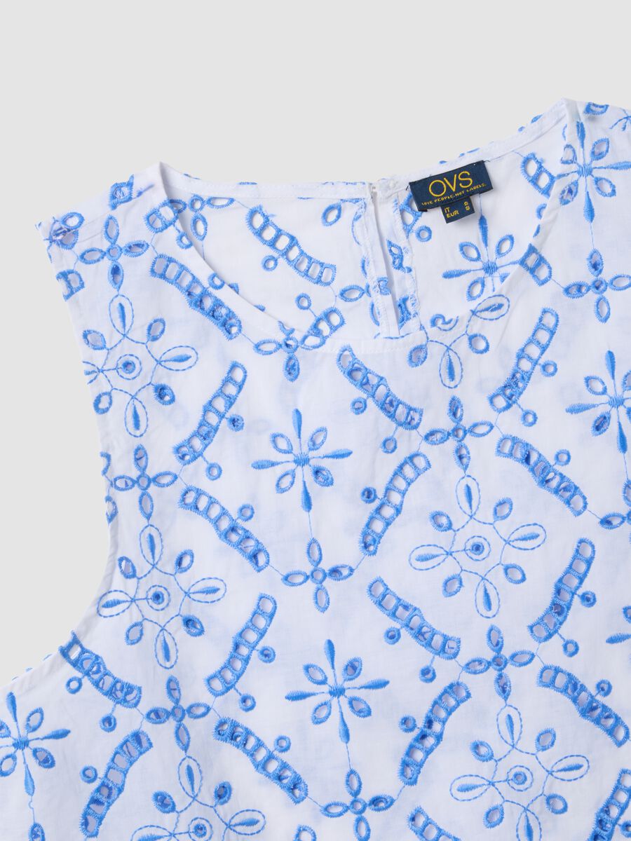 Top bianco in cotone organico con ricamo azzurro_1