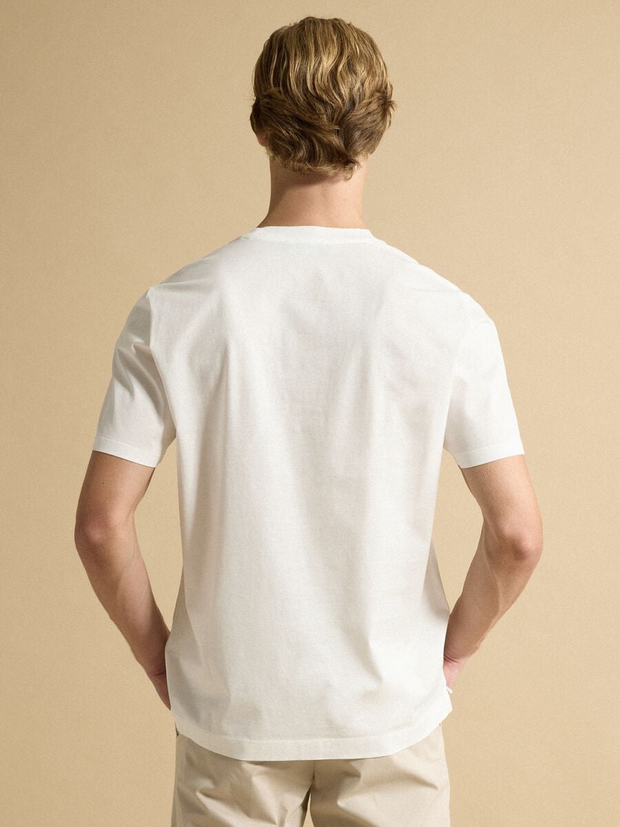 T-shirt bianca in jersey di puro cotone con girocollo relaxed fit_3