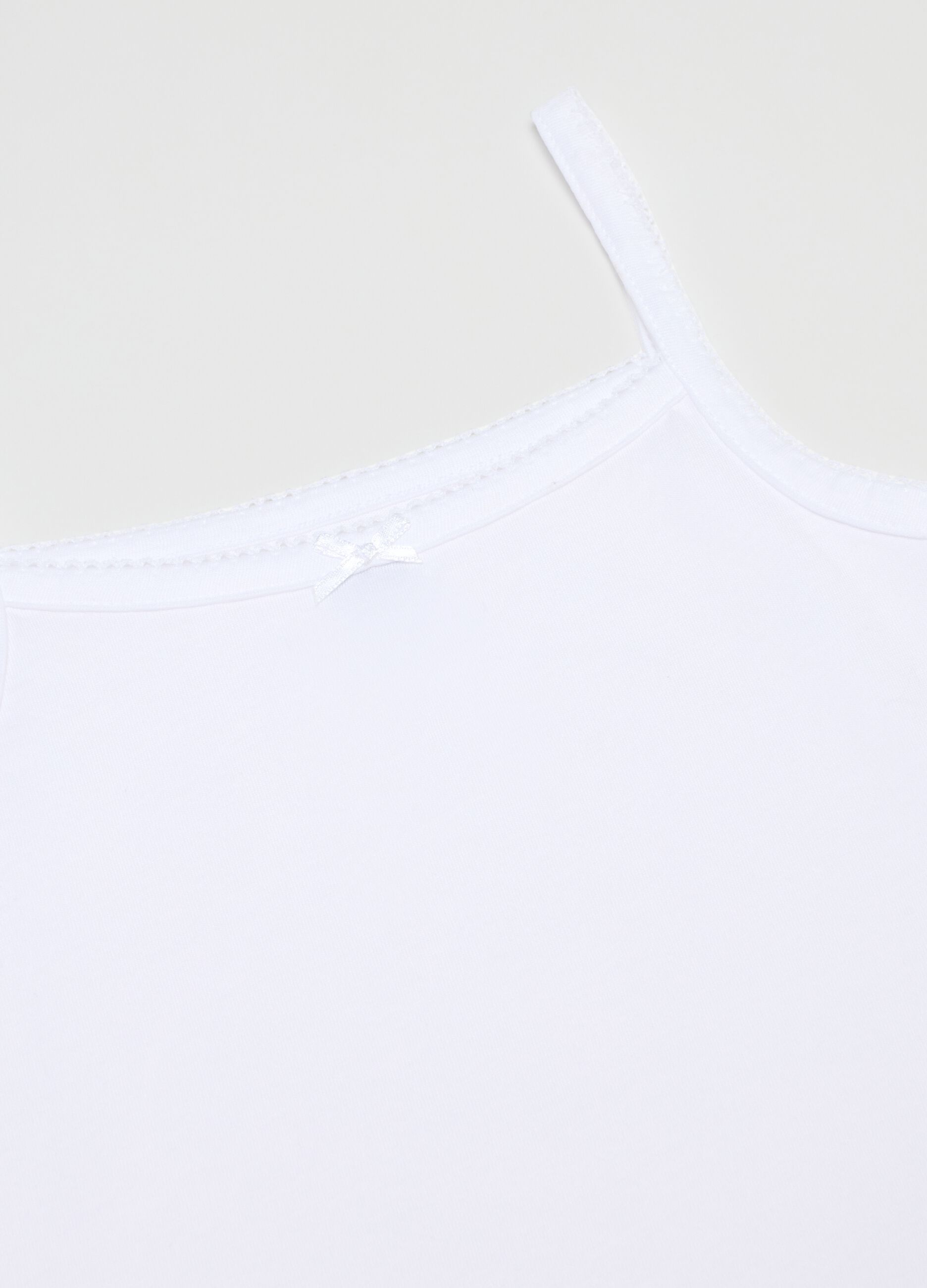 Pack of white girl's vests in pure cotton regular fit