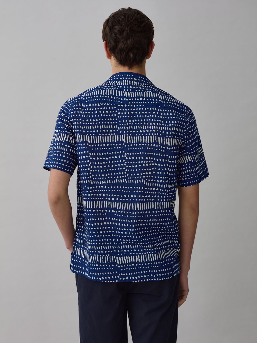 Short-sleeved shirt with all-over print_2