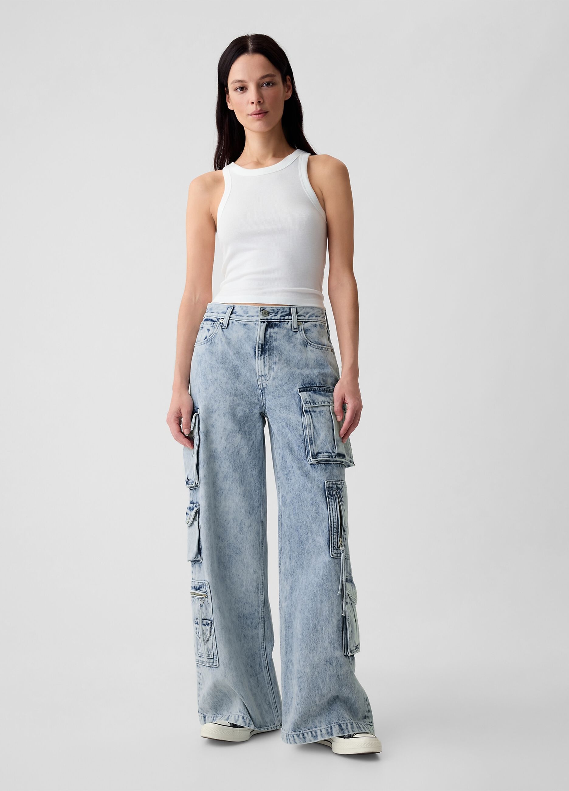 Baggy-fit cargo jeans with multiple pockets