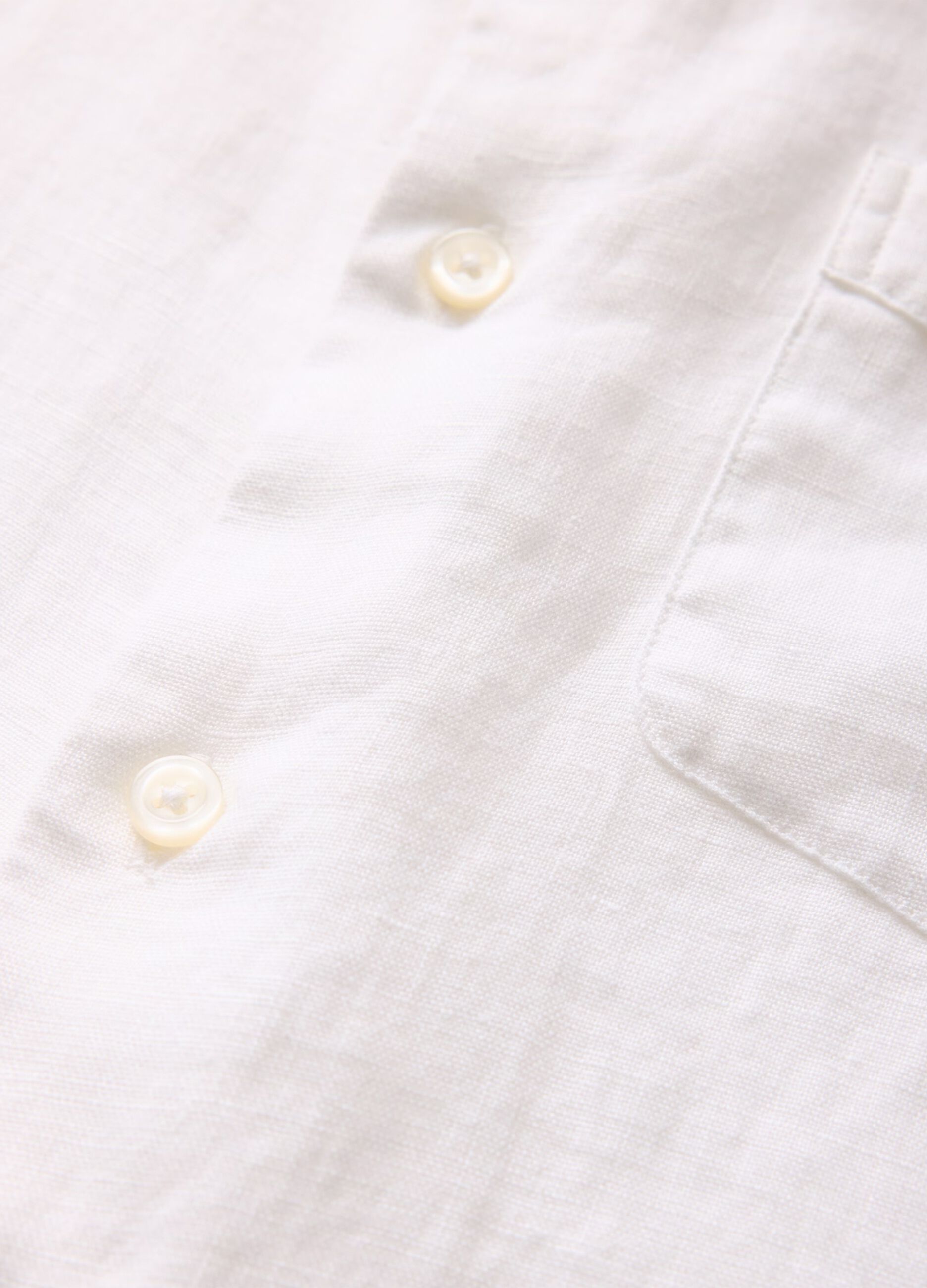 White shirt with long sleeves in linen