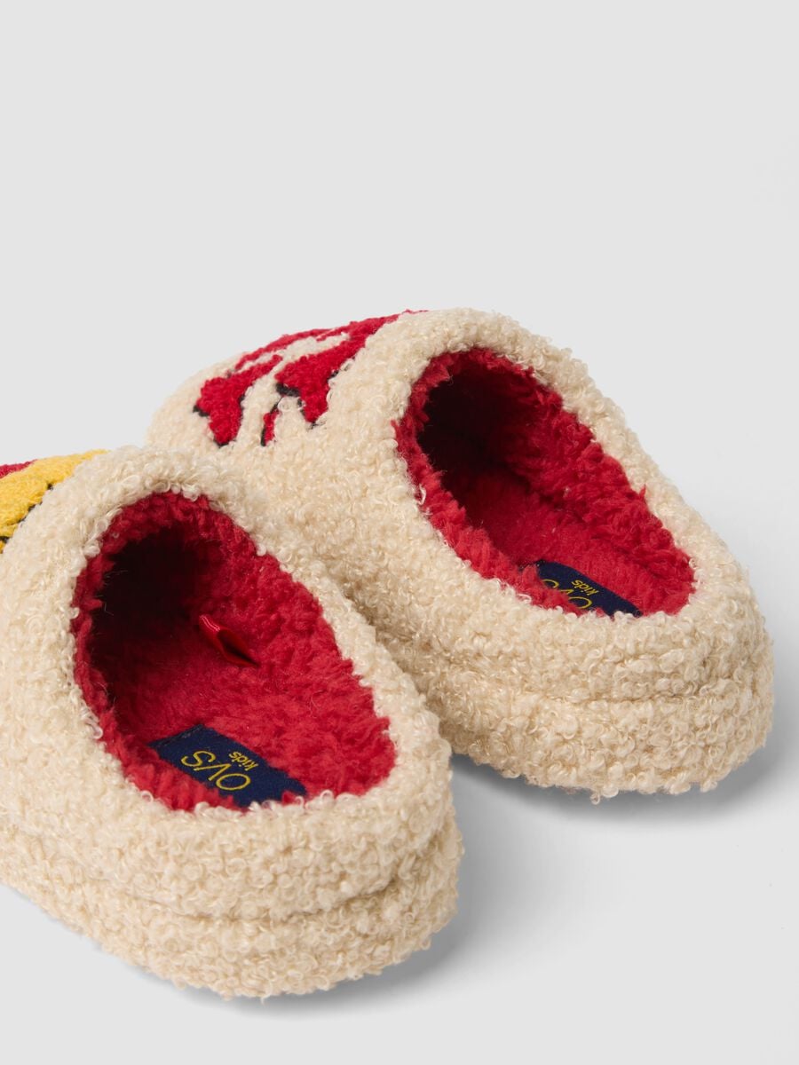Beige slippers with contrasting embroidery_2