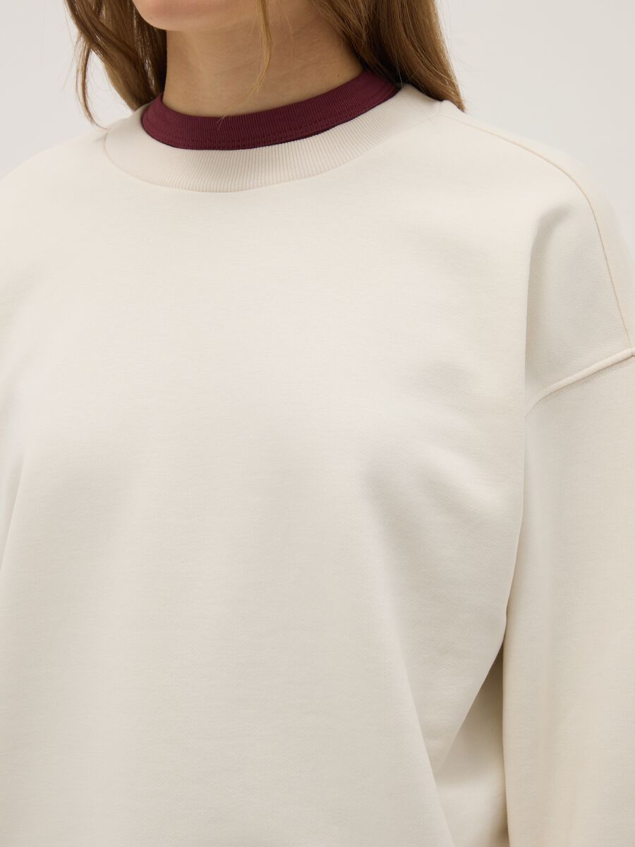 White regular fit cotton blend sweatshirt with round neck_3