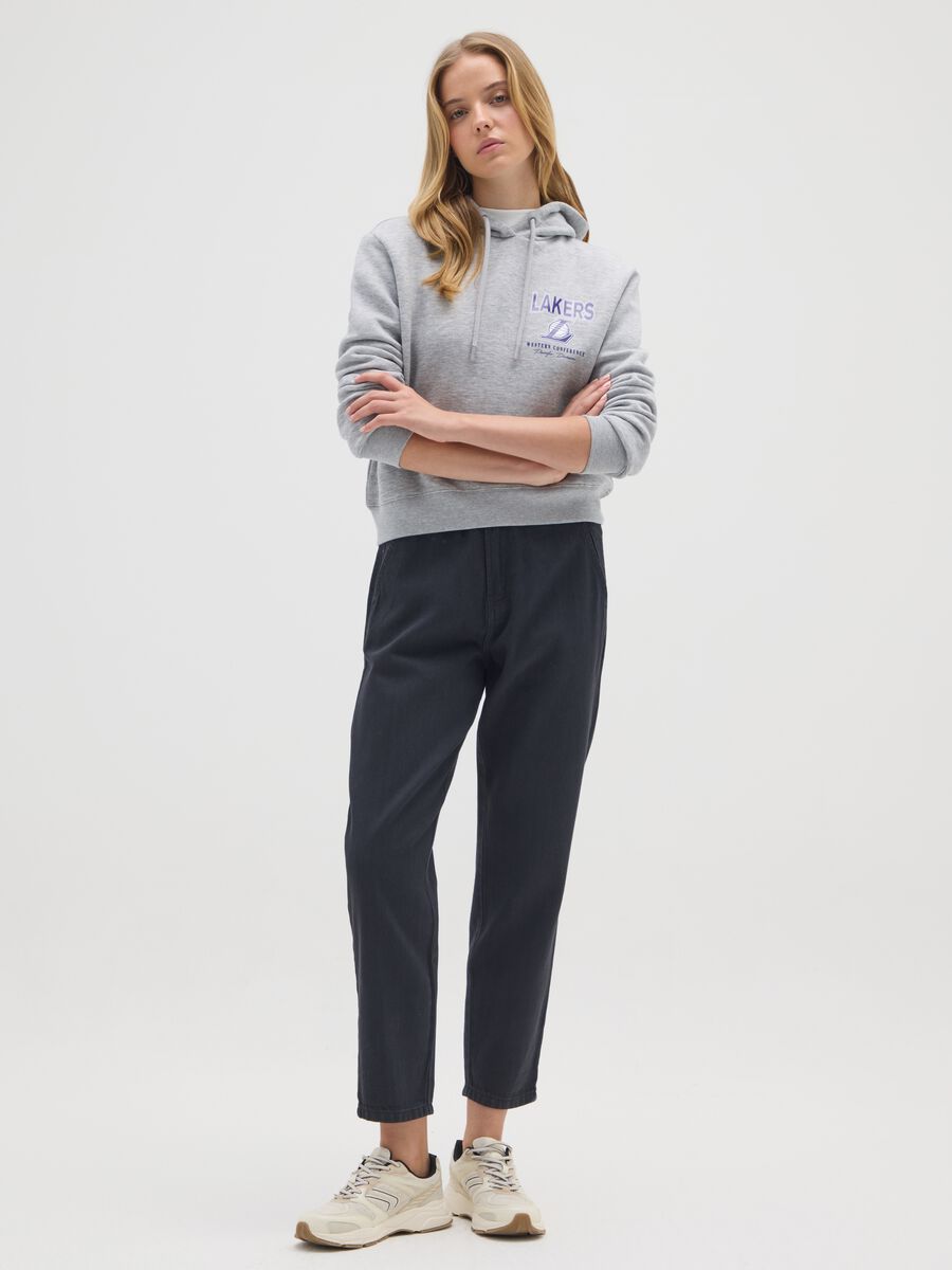 Felpa in misto cotone grigia regular fit con logo Lakers_1