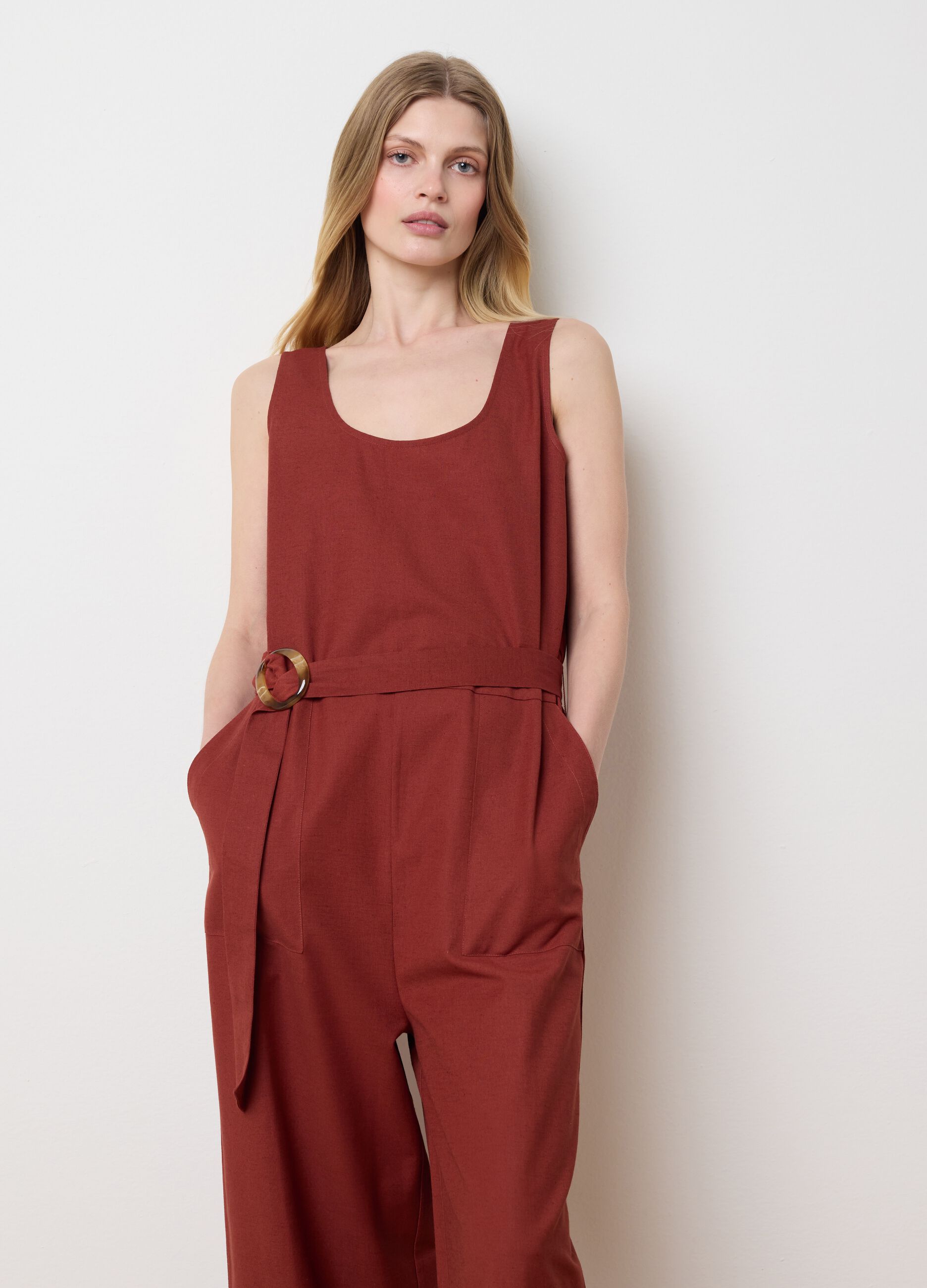 Tuta da donna in cotone e lino marrone wide fit con cintura