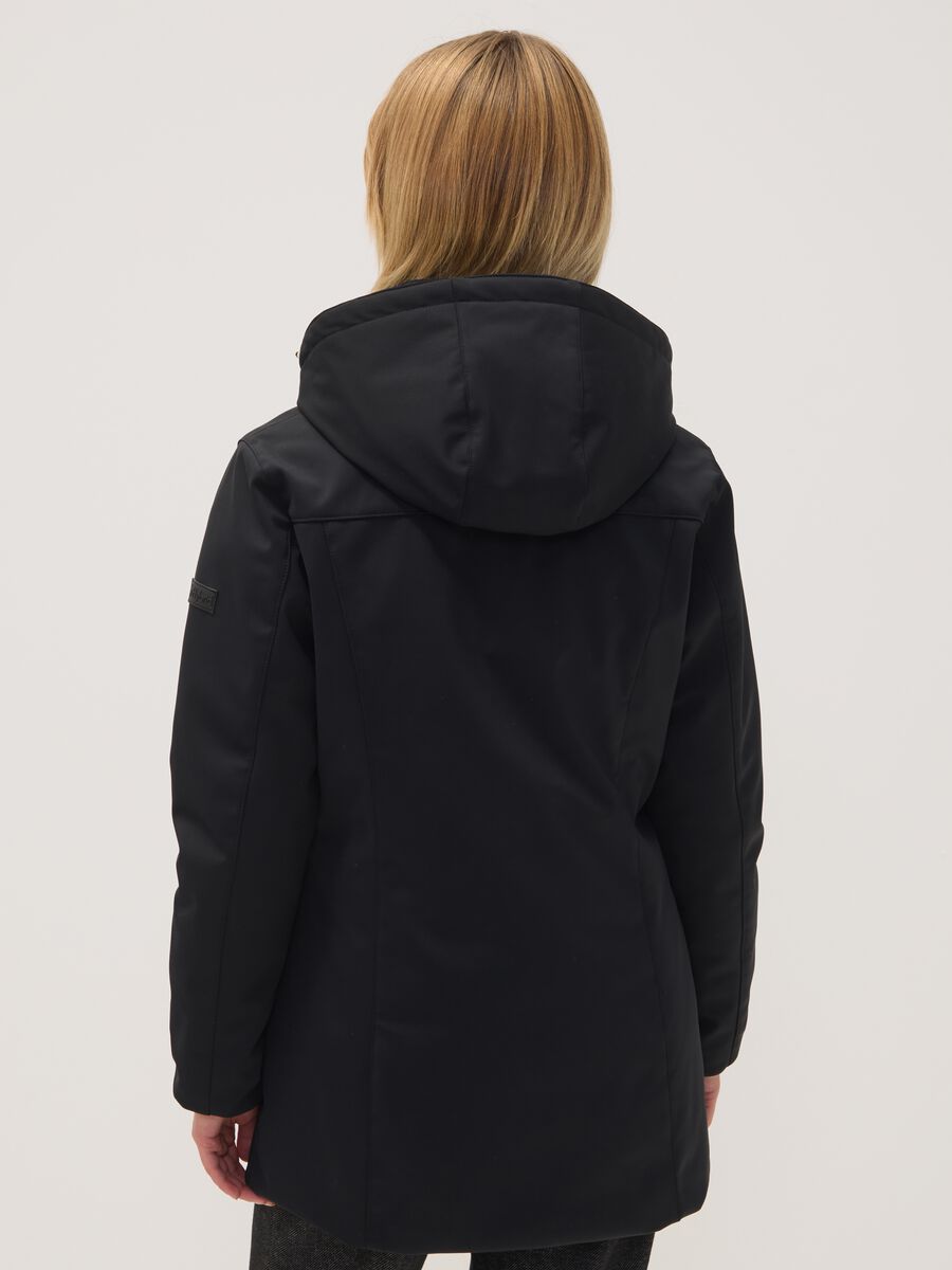 Parka nera in tessuto elasticizzato con cappuccio regular fit_3