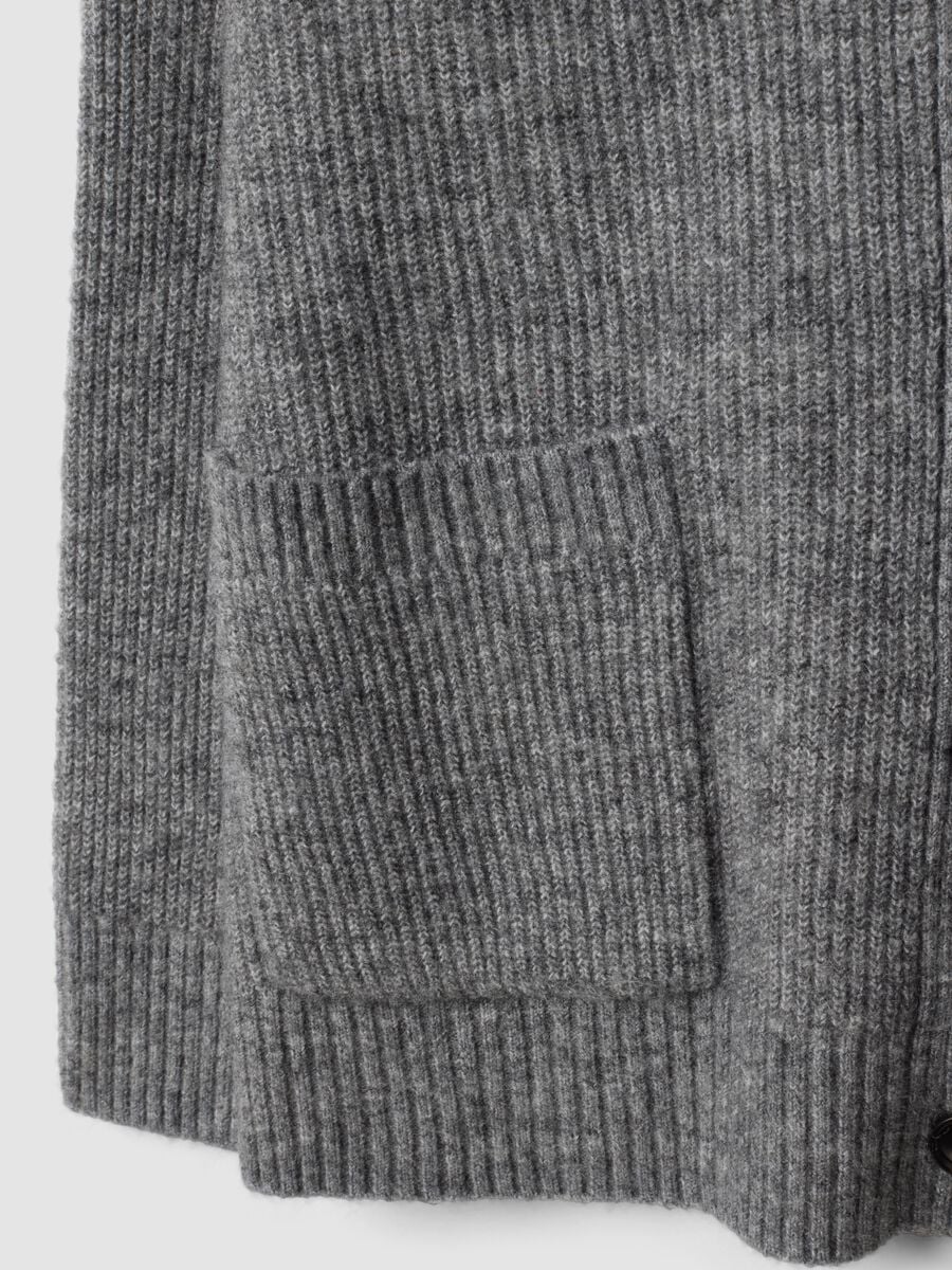 Cardigan grigio in tessuto elasticizzato con scollo profondo a V_5