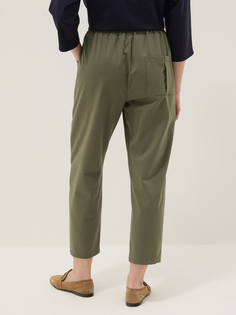 Pantaloni verdi in cotone elasticizzato con fascia elastica in vita regular fit_2