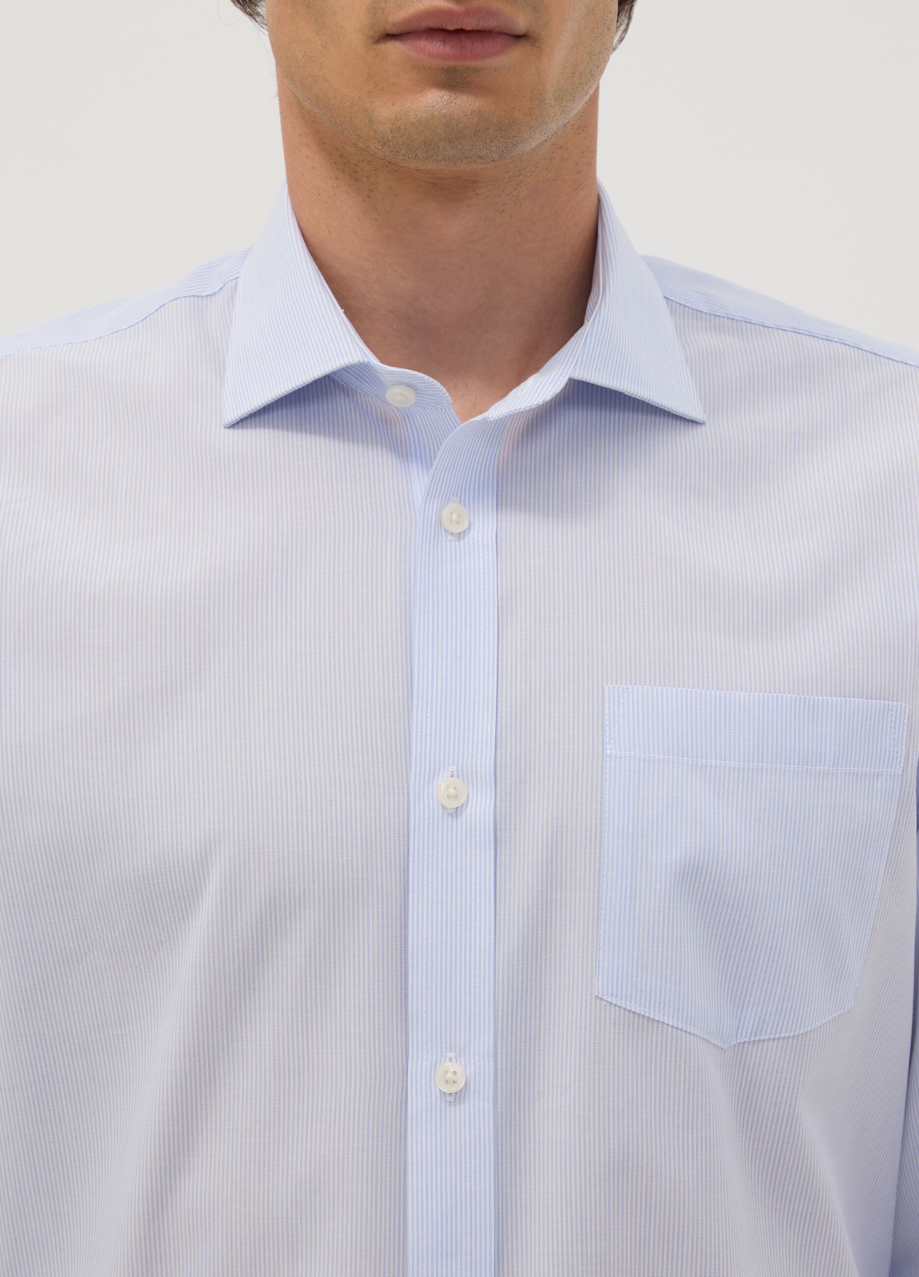 Camicia azzurra in misto cotone a righe sottili easy iron regular fit