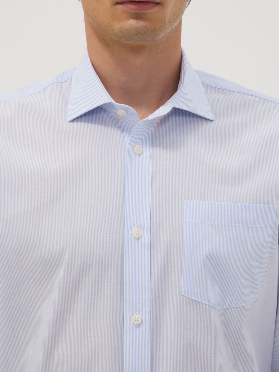 Camicia azzurra in misto cotone a righe sottili easy iron regular fit_1