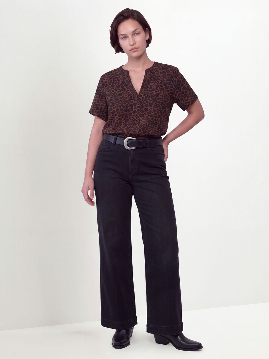 Blusa marrone in pura viscosa con collo coreano e fantasia animalier regular fit_1