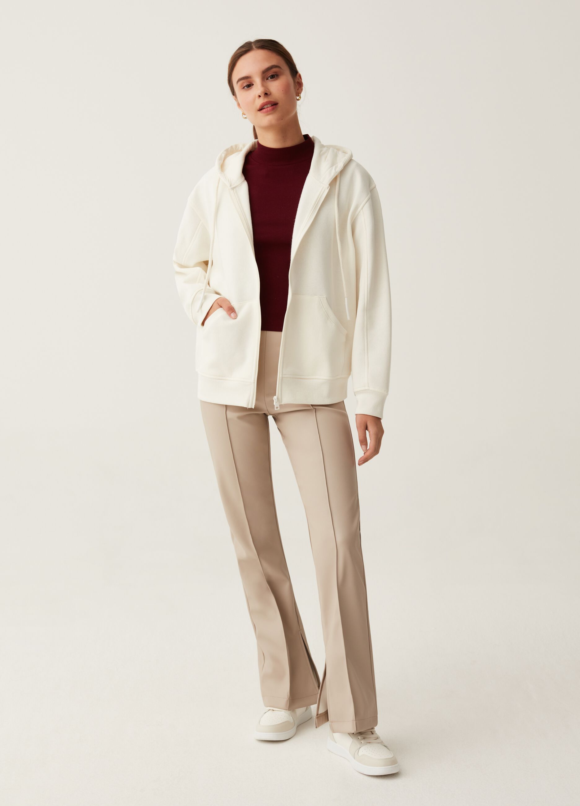Pantaloni flare fit effetto lucido_1