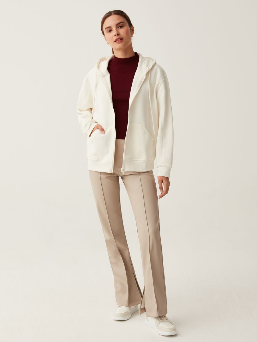 Pantaloni flare fit effetto lucido_1
