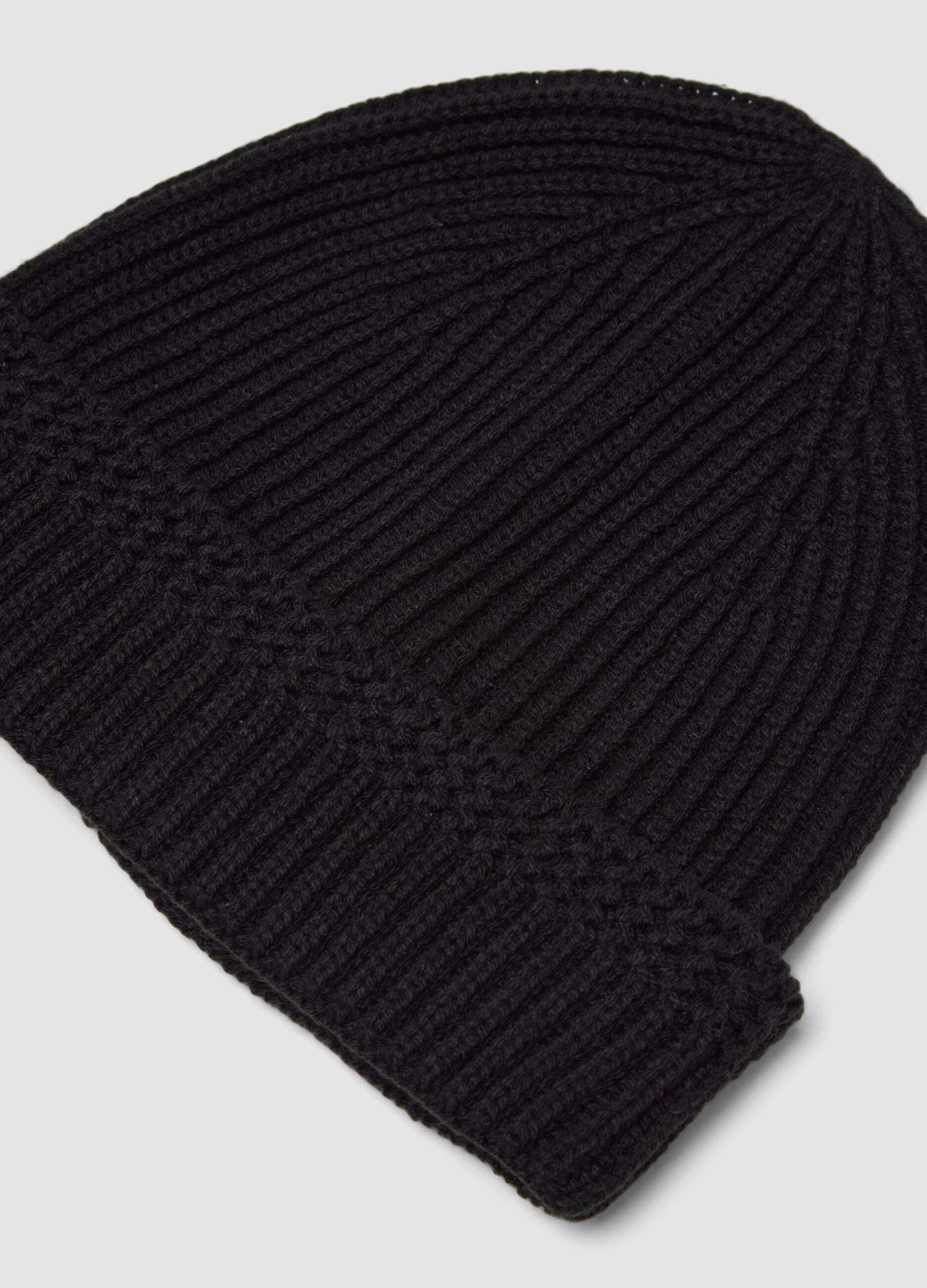 Berretto nero a coste in misto cotone