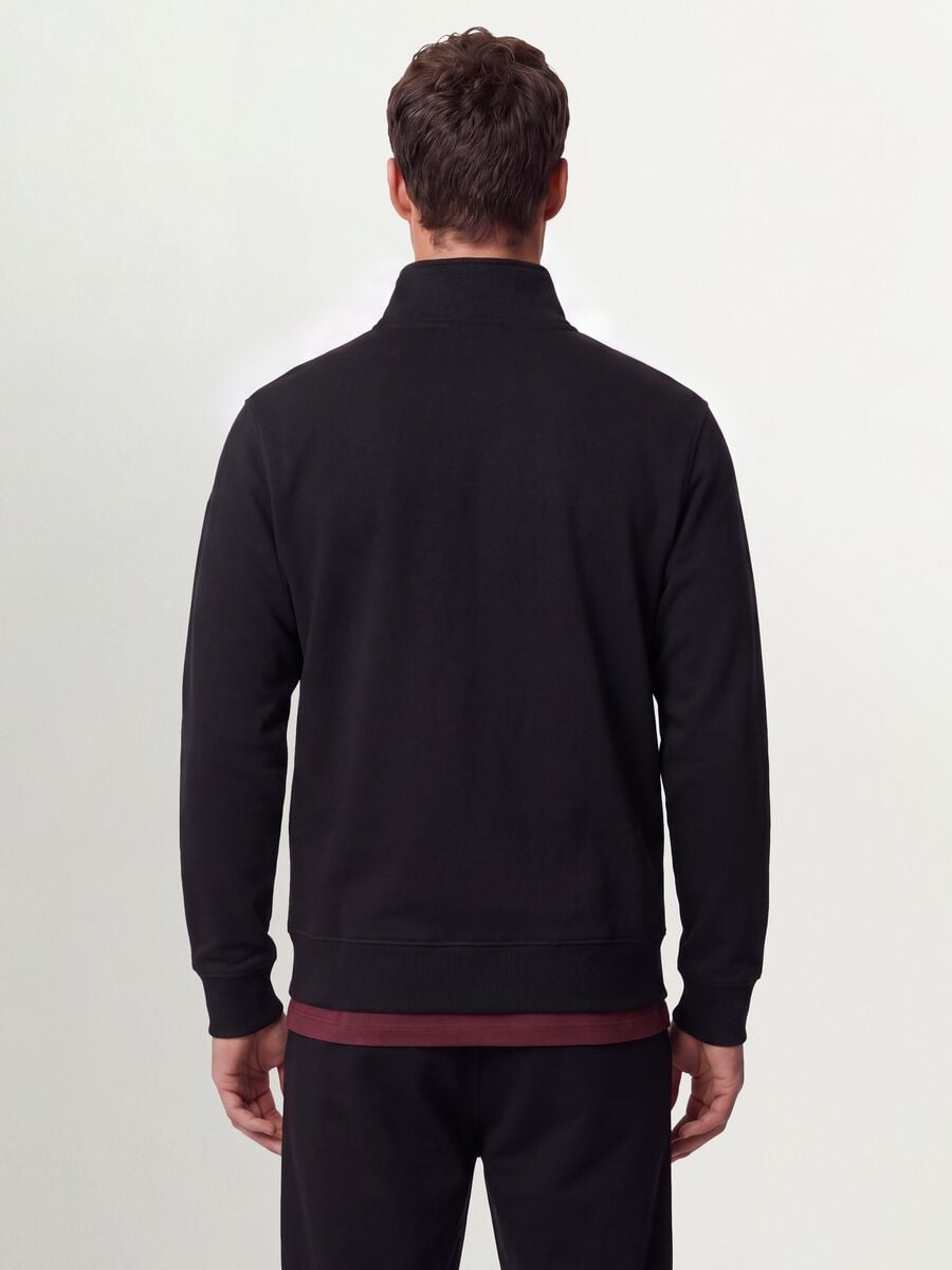 Felpa nera in misto cotone con girocollo e zip regular fit_3
