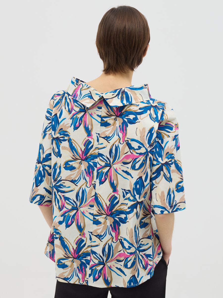 Blusa bianca con scollo a barca e stampa fiori _3