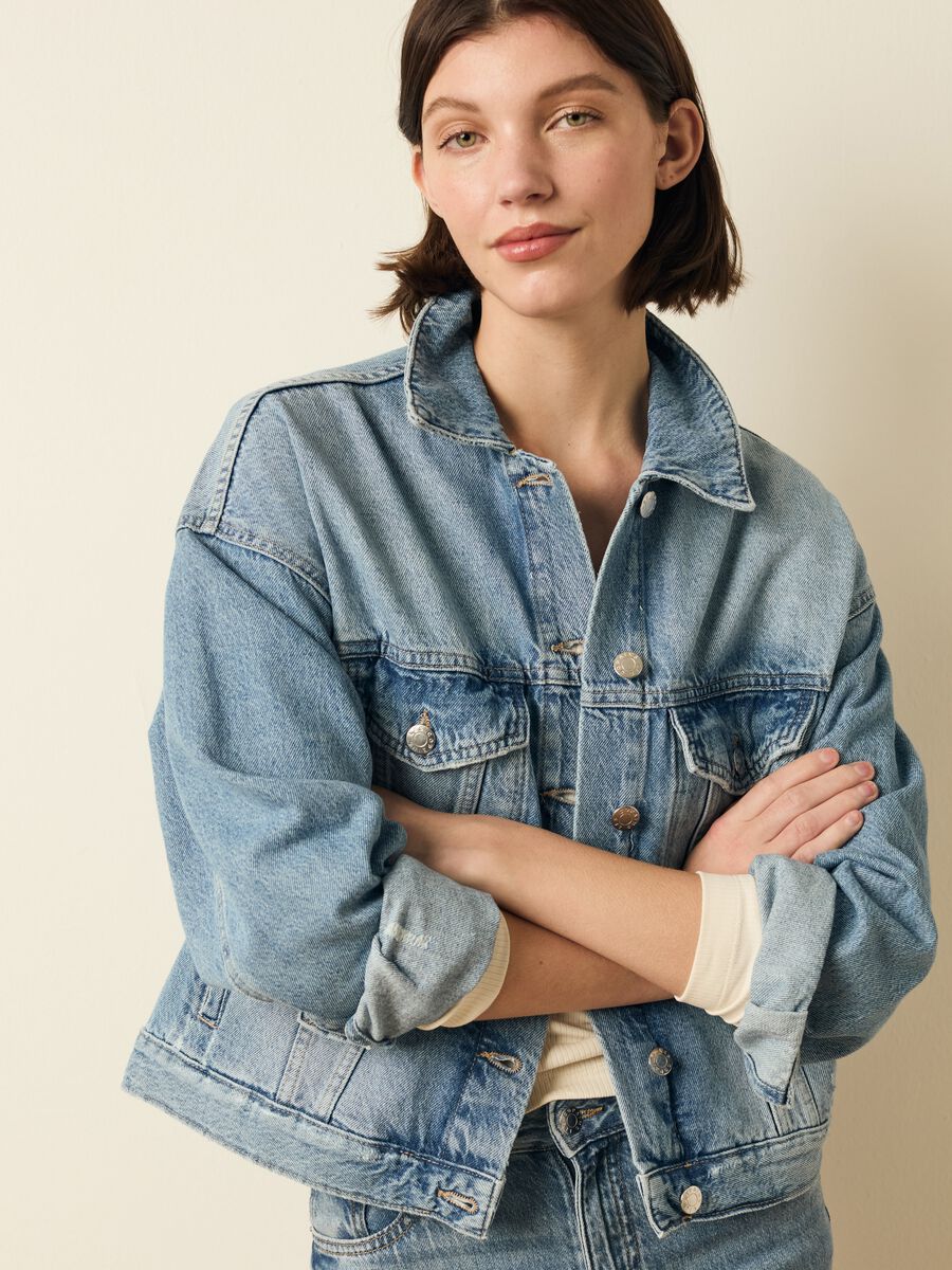 Short jacket in acid wash denim_1