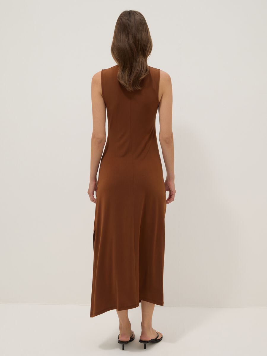 Brown sleeveless midi dress in stretch fabric_3