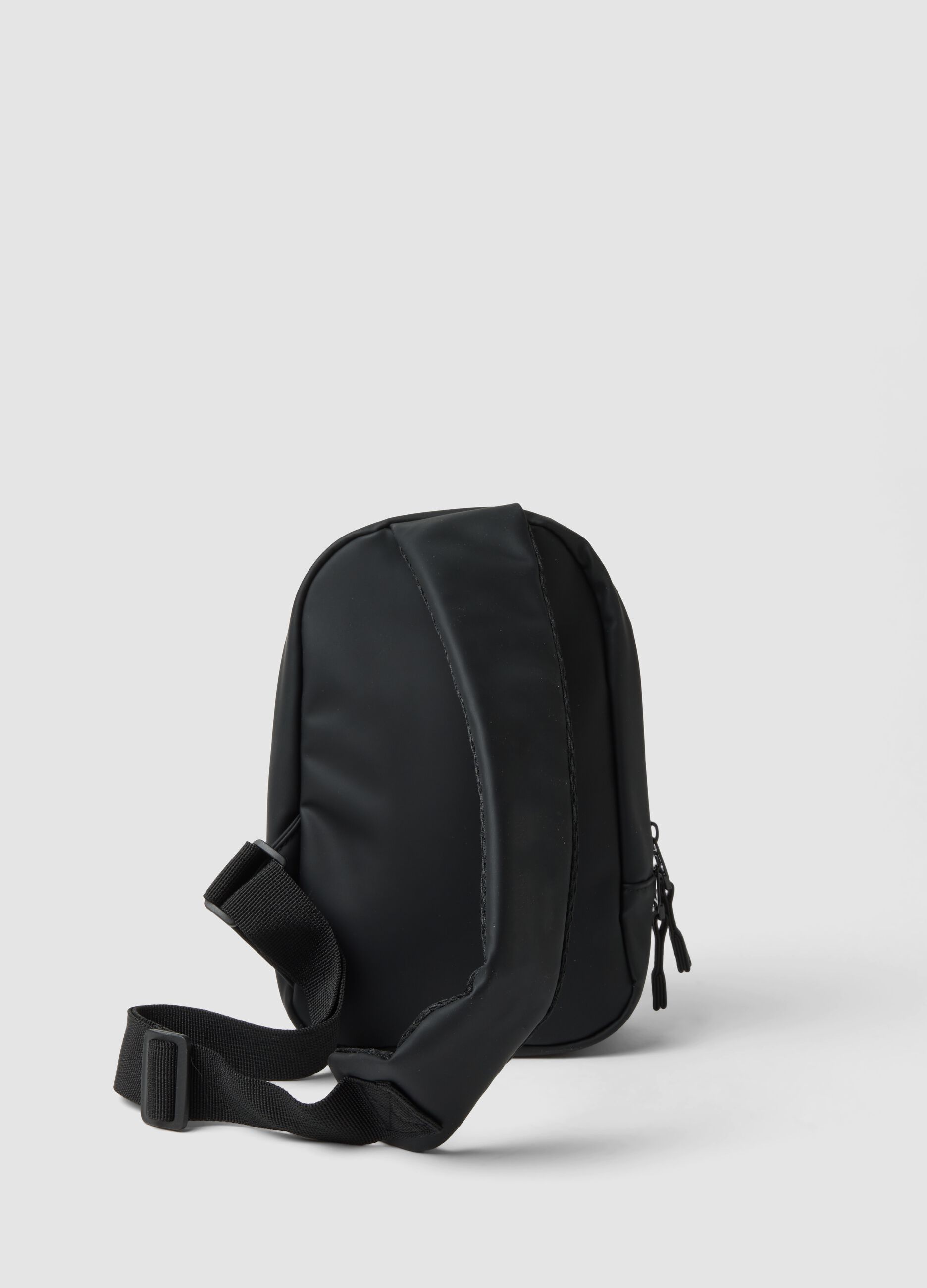 Borsa sportiva nera a tracolla con tasca frontale idrorepellente