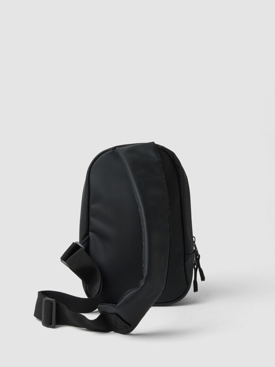 Borsa sportiva nera a tracolla con tasca frontale idrorepellente_1