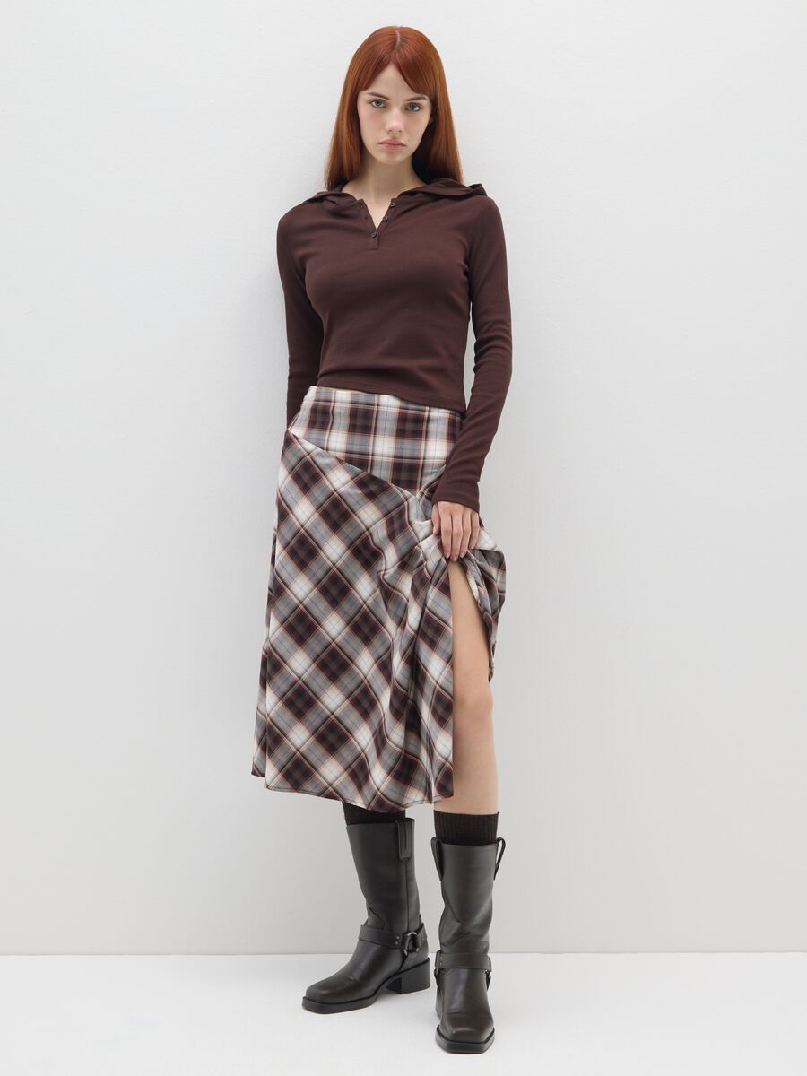 T-shirt in cotone marrone con cappuccio_1
