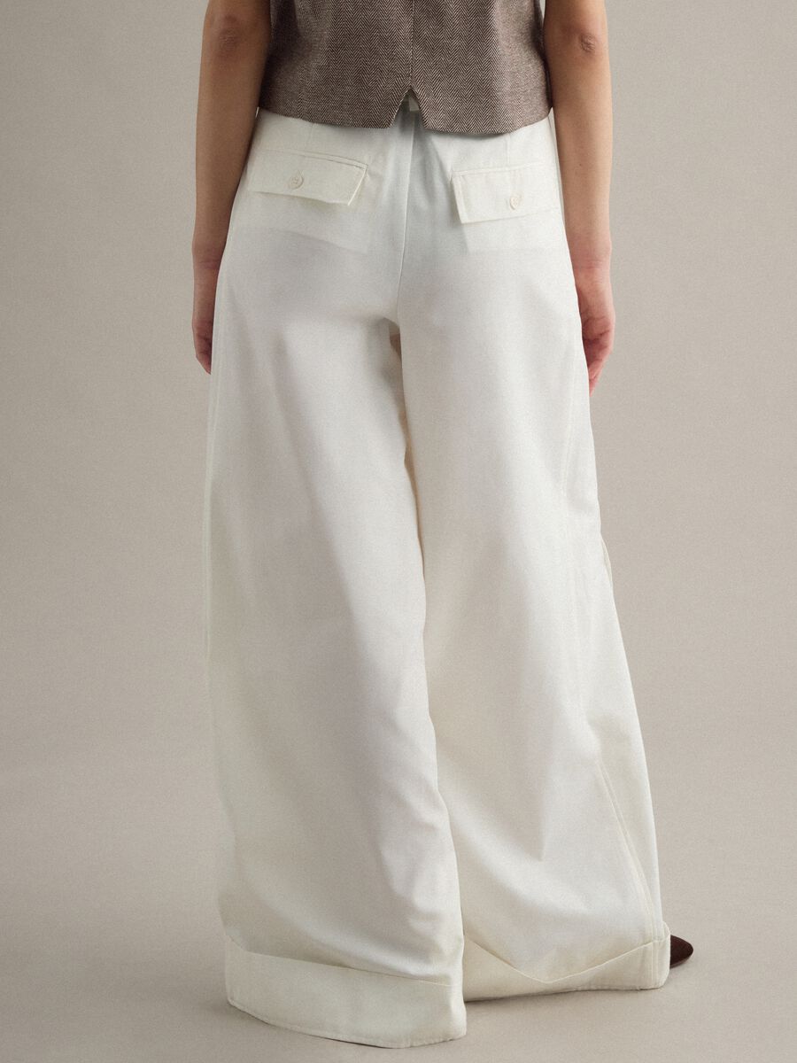 Pantaloni flare in misto cotone bianco con vita regular_3