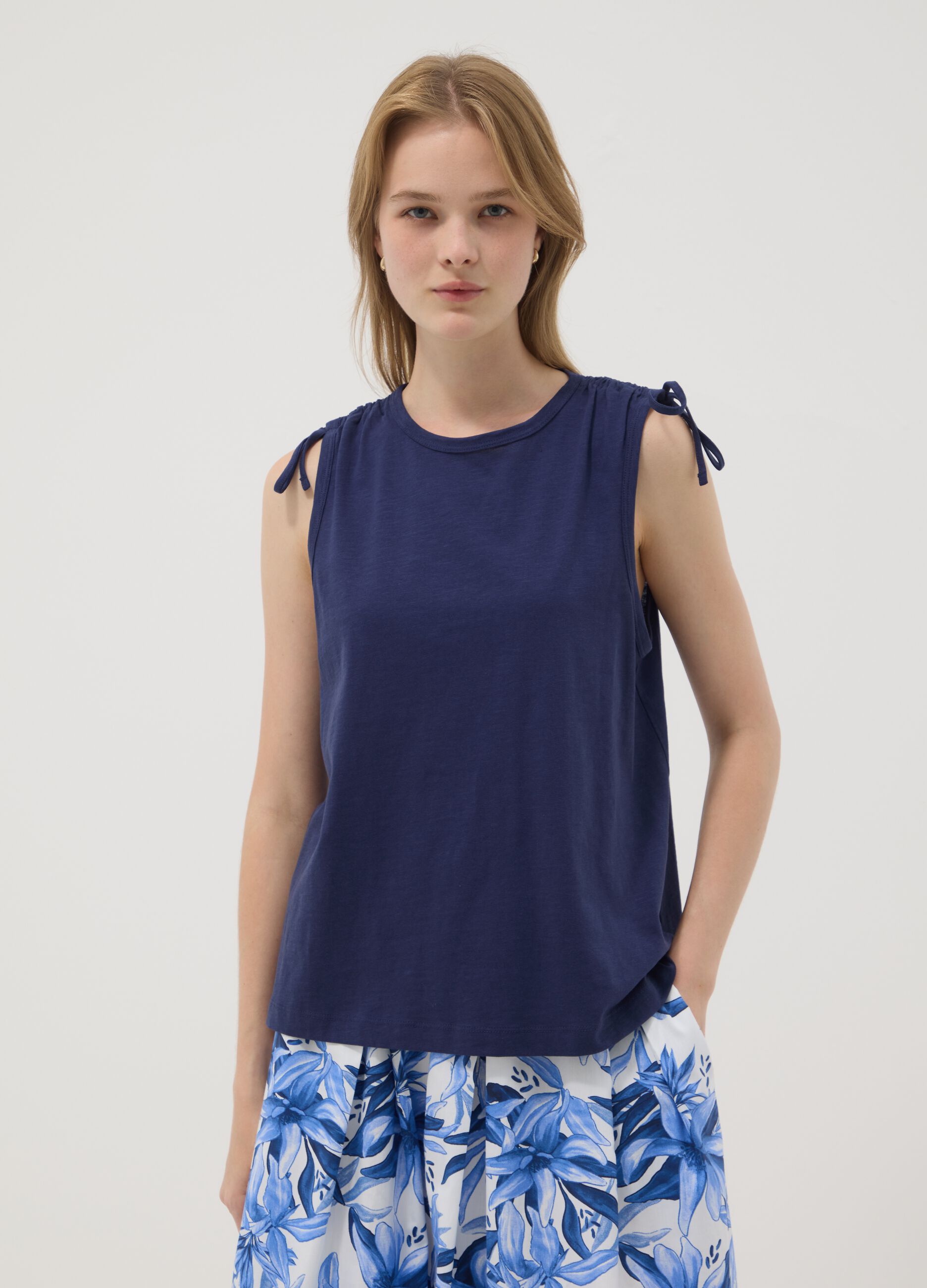 Tank top blu in puro cotone con laccetti sulle spalle