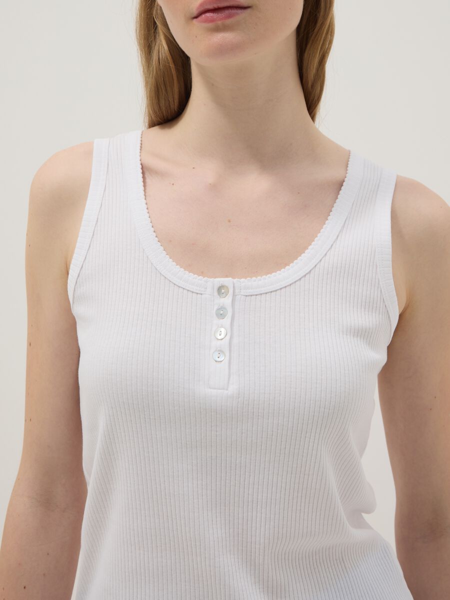 Maglietta in puro cotone bianca regular fit con collo serafino_3