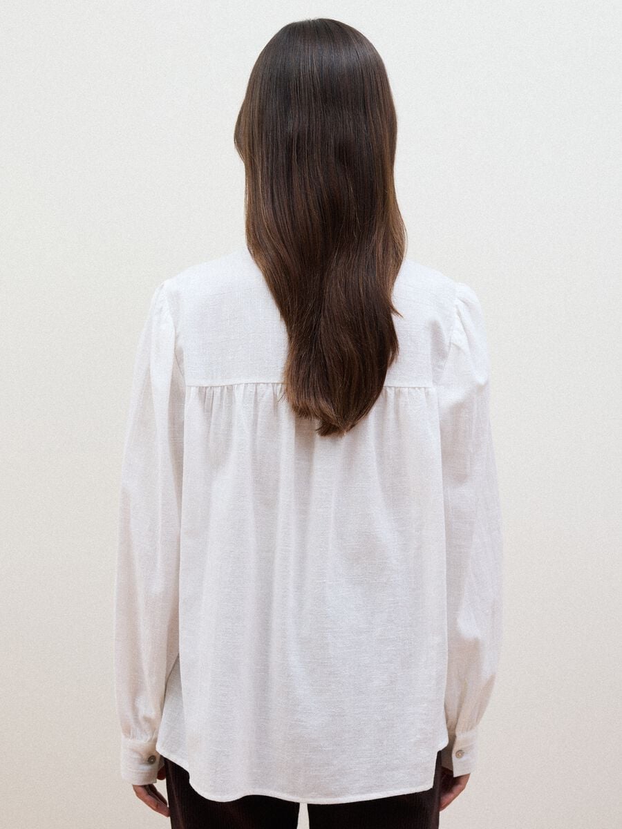 Camicia bianca in puro cotone con ricami_3