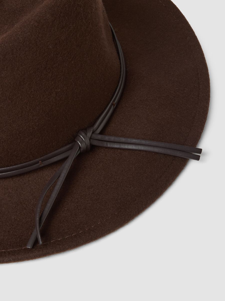 Cappello marrone in pura lana con falda ampia_2