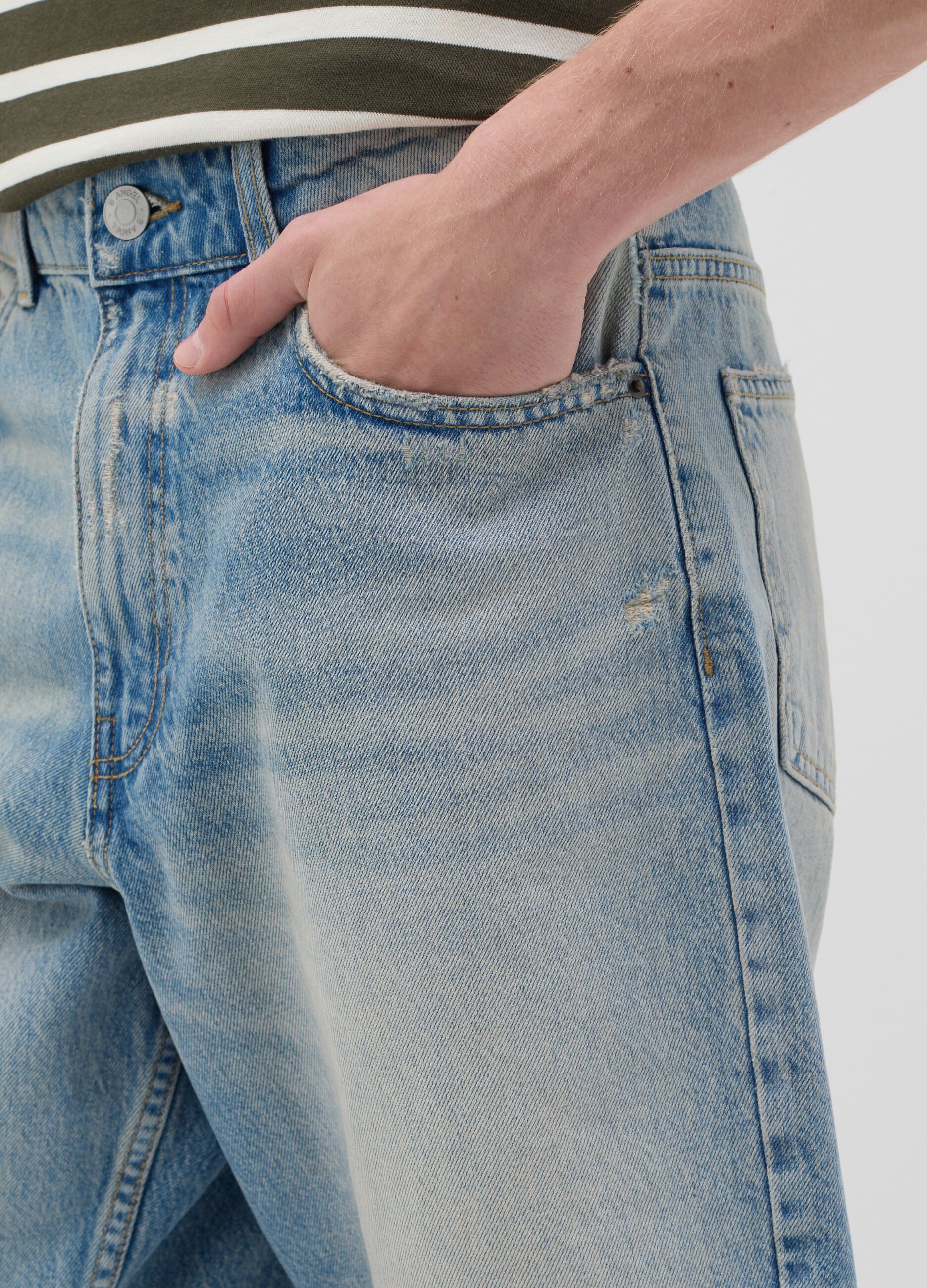 Shorts in denim blu con dettagli strappati