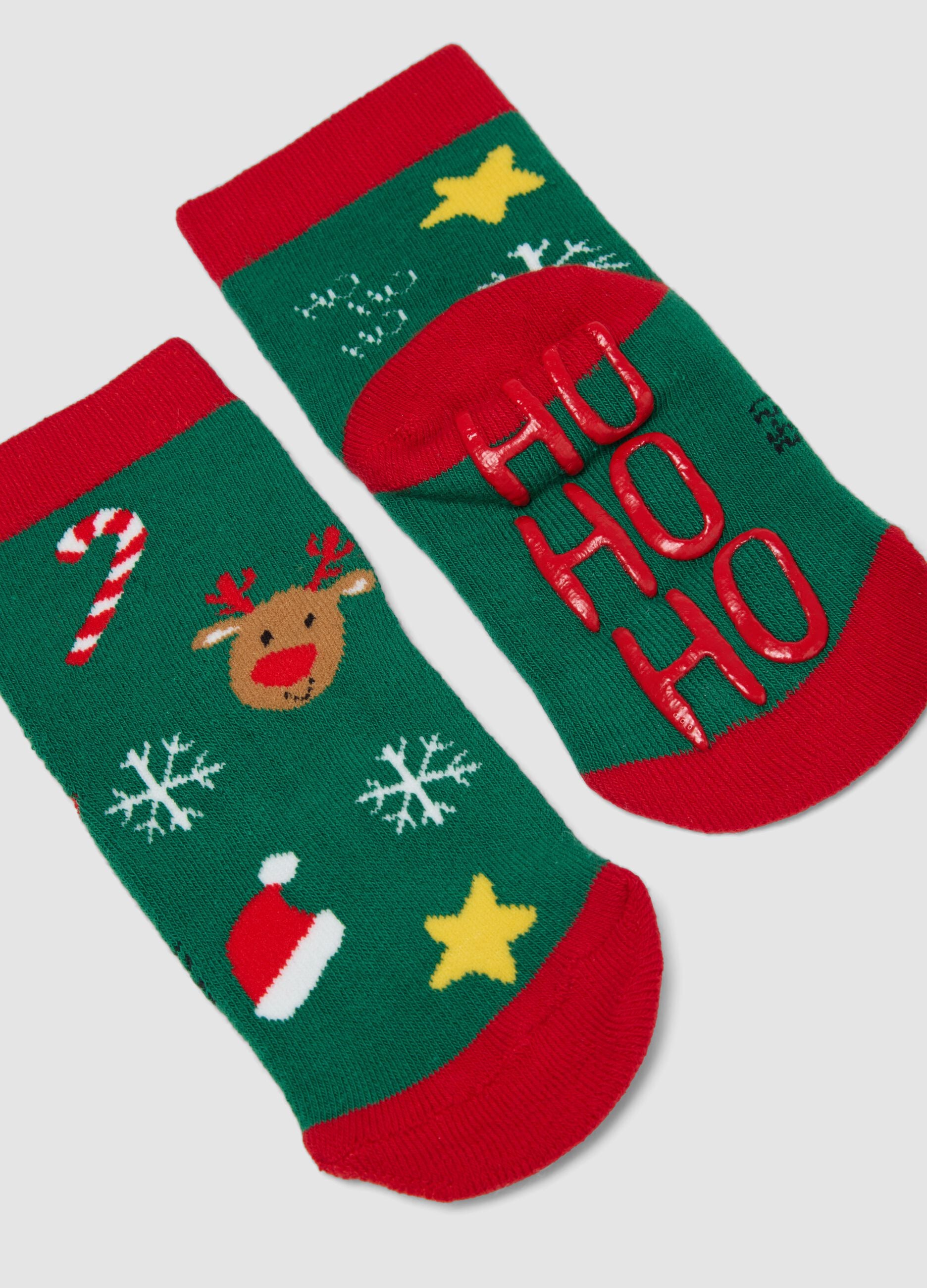 2-pack of red and green Christmas-themed socks in stretchy organic cotton