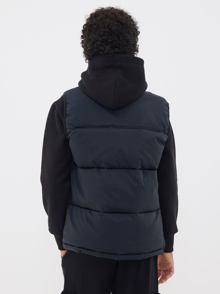 Black water-repellent padded gilet with zip and high neck for boys_2