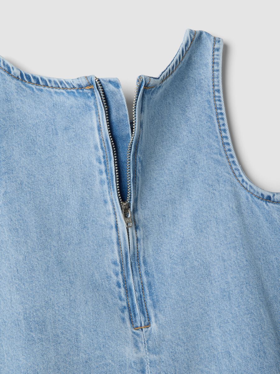 Abito smanicato denim azzurro in misto cotone da bambina oversize fit_3