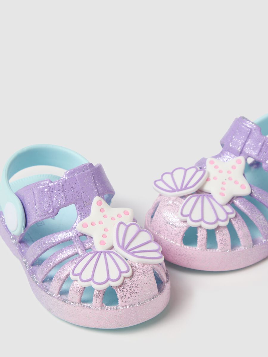 Sandali da bambina in EVA multicolor con glitter e motivi marini_1