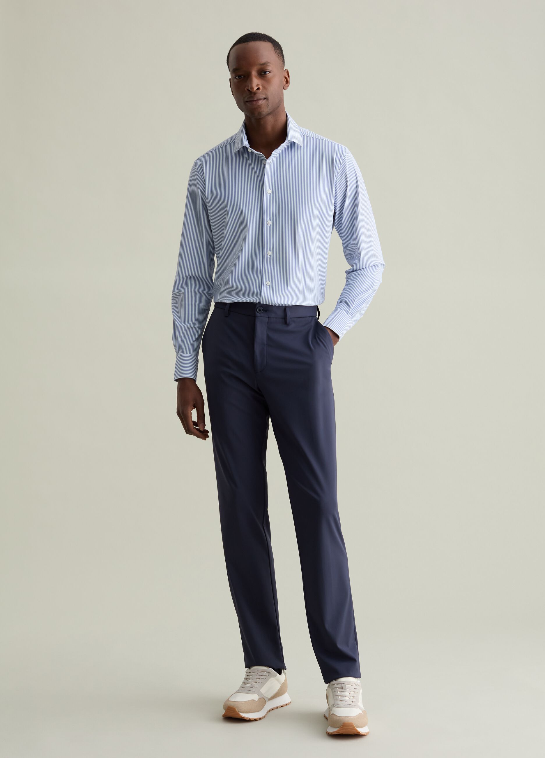 Camicia regular fit in tessuto tecnico a righe