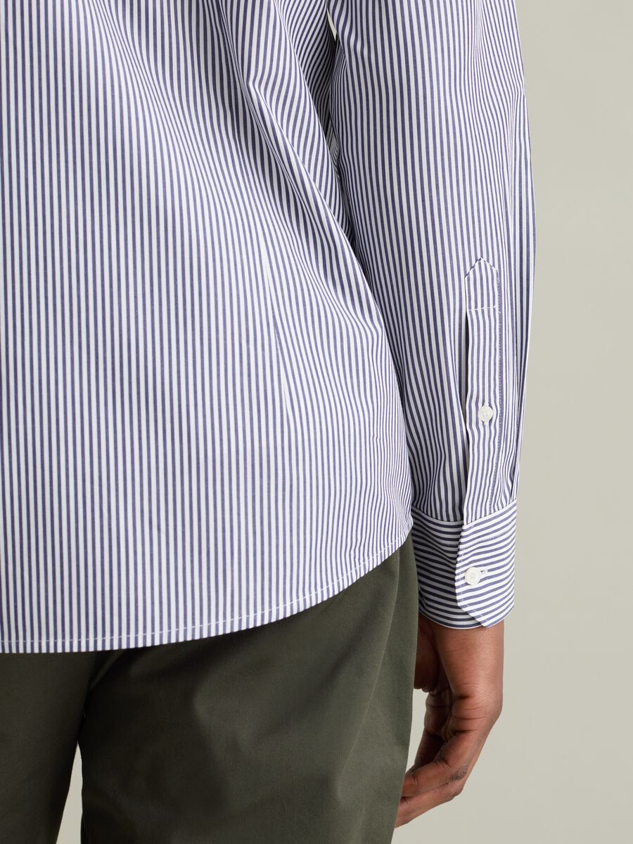 Slim-fit easy-iron shirt with stripes_2