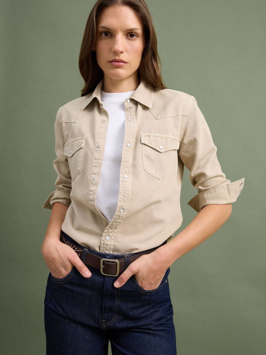Camicia beige in puro cotone con bottoni a pressione regular fit_0