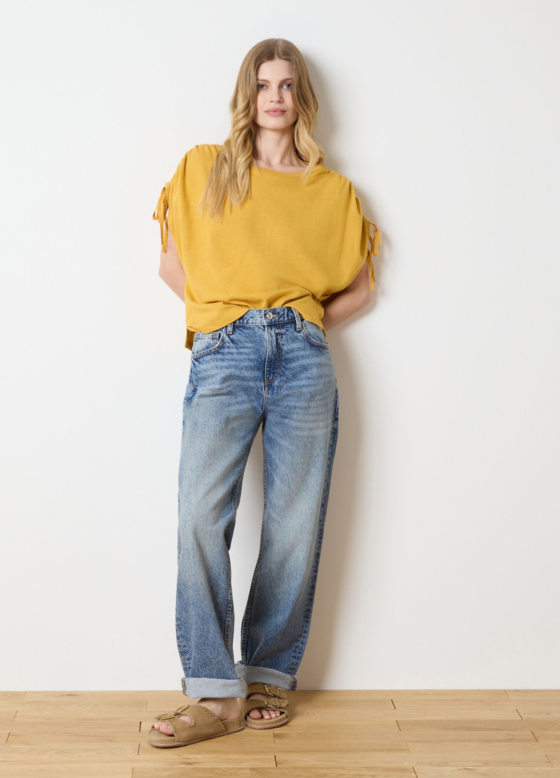 T-shirt with gathered sleeves