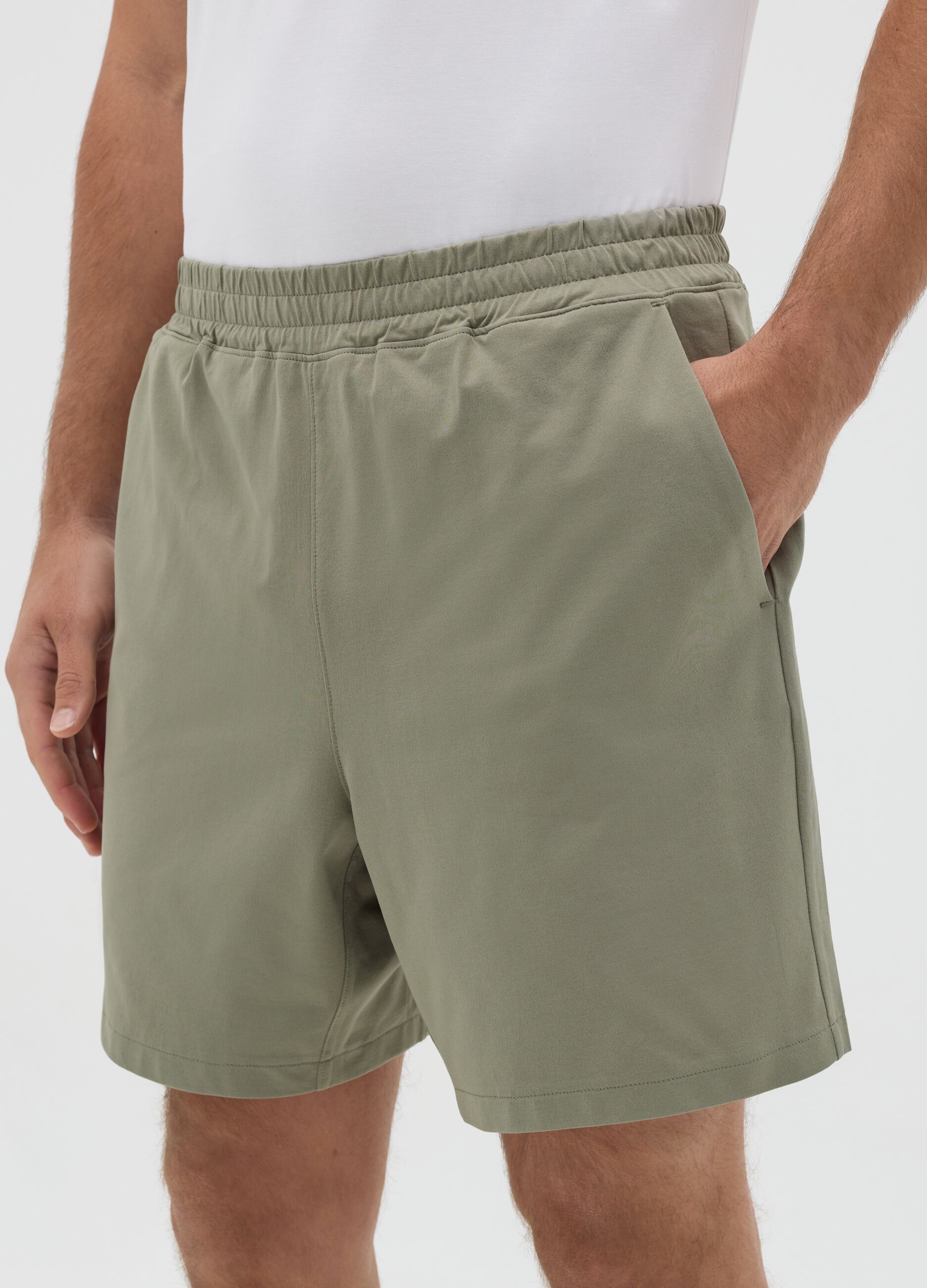 Green Bermuda joggers in stretch fabric