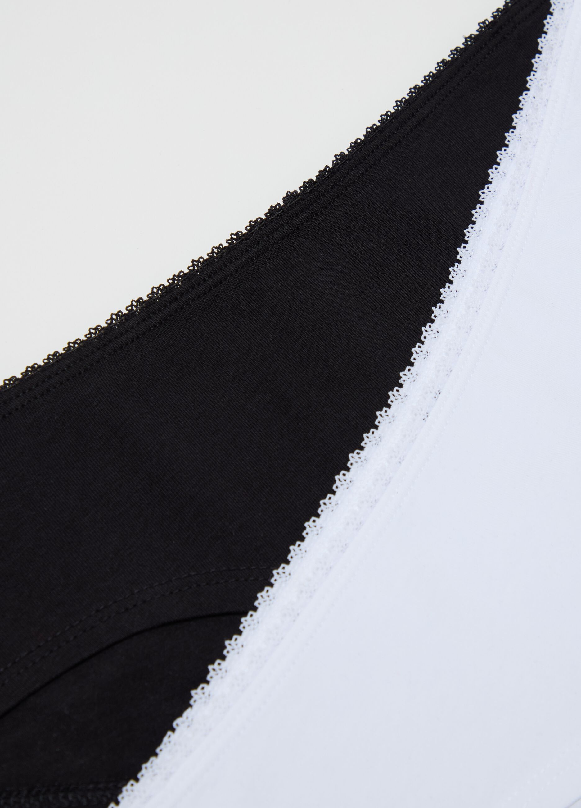 Two-pack knicker shorts with lace trim